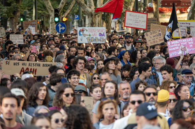 October 24, 2026, Lisbon, Lisbon, Portugal: Demonstrators take part in a protest organized by the Acampada de Lisboa housing movement, demanding affordable housing, limits on rising rents and an end to property speculation. The march takes place in central Lisbon, from Marques de Pombal to Rossio Square, following recent police removal of protest tents and the detention of 55 demonstrators during housing protests in the Portuguese capital. Lisbon Portugal  - ZUMAr238 20261024_zip_r238_051 Copyright: xRicardoxRochax