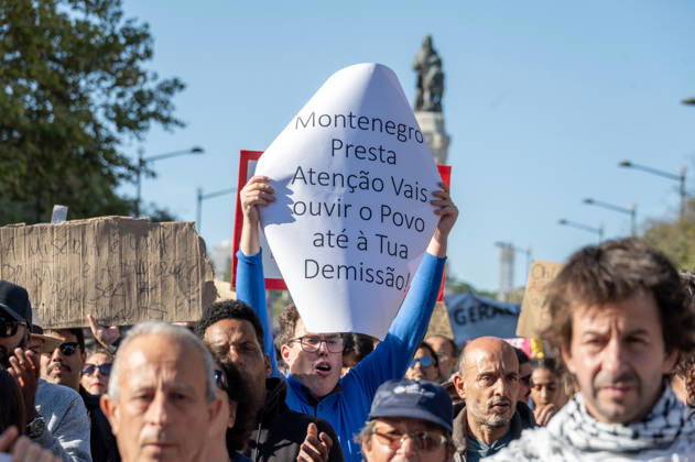October 24, 2026, Lisbon, Lisbon, Portugal: Demonstrators take part in a protest organized by the Acampada de Lisboa housing movement, demanding affordable housing, limits on rising rents and an end to property speculation. The march takes place in central Lisbon, from Marques de Pombal to Rossio Square, following recent police removal of protest tents and the detention of 55 demonstrators during housing protests in the Portuguese capital. Lisbon Portugal  - ZUMAr238 20261024_zip_r238_056 Copyright: xRicardoxRochax