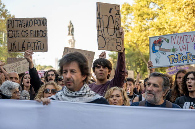October 24, 2026, Lisbon, Lisbon, Portugal: Demonstrators take part in a protest organized by the Acampada de Lisboa housing movement, demanding affordable housing, limits on rising rents and an end to property speculation. The march takes place in central Lisbon, from Marques de Pombal to Rossio Square, following recent police removal of protest tents and the detention of 55 demonstrators during housing protests in the Portuguese capital. Lisbon Portugal  - ZUMAr238 20261024_zip_r238_031 Copyright: xRicardoxRochax