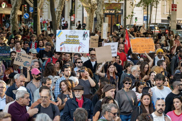 October 24, 2026, Lisbon, Lisbon, Portugal: Demonstrators take part in a protest organized by the Acampada de Lisboa housing movement, demanding affordable housing, limits on rising rents and an end to property speculation. The march takes place in central Lisbon, from Marques de Pombal to Rossio Square, following recent police removal of protest tents and the detention of 55 demonstrators during housing protests in the Portuguese capital. Lisbon Portugal  - ZUMAr238 20261024_zip_r238_033 Copyright: xRicardoxRochax