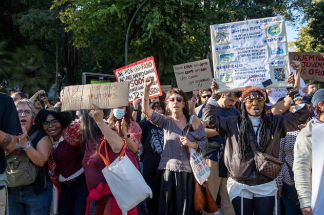 October 24, 2026, Lisbon, Lisbon, Portugal: Demonstrators take part in a protest organized by the Acampada de Lisboa housing movement, demanding affordable housing, limits on rising rents and an end to property speculation. The march takes place in central Lisbon, from Marques de Pombal to Rossio Square, following recent police removal of protest tents and the detention of 55 demonstrators during housing protests in the Portuguese capital. Lisbon Portugal  - ZUMAr238 20261024_zip_r238_036 Copyright: xRicardoxRochax