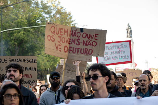 October 24, 2026, Lisbon, Lisbon, Portugal: Demonstrators take part in a protest organized by the Acampada de Lisboa housing movement, demanding affordable housing, limits on rising rents and an end to property speculation. The march takes place in central Lisbon, from Marques de Pombal to Rossio Square, following recent police removal of protest tents and the detention of 55 demonstrators during housing protests in the Portuguese capital. Lisbon Portugal  - ZUMAr238 20261024_zip_r238_037 Copyright: xRicardoxRochax