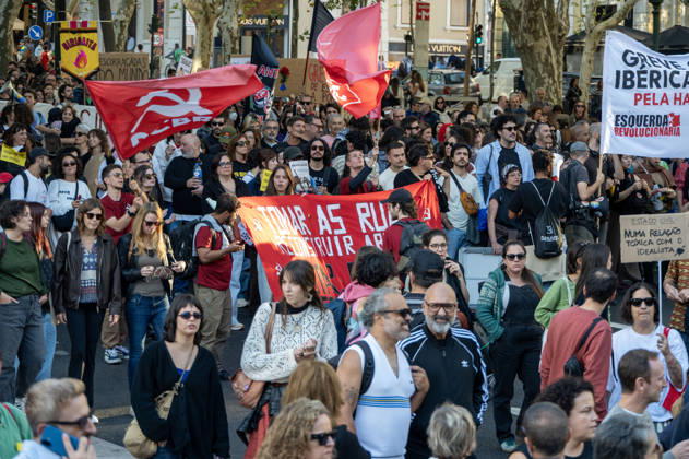 October 24, 2026, Lisbon, Lisbon, Portugal: Demonstrators take part in a protest organized by the Acampada de Lisboa housing movement, demanding affordable housing, limits on rising rents and an end to property speculation. The march takes place in central Lisbon, from Marques de Pombal to Rossio Square, following recent police removal of protest tents and the detention of 55 demonstrators during housing protests in the Portuguese capital. Lisbon Portugal  - ZUMAr238 20261024_zip_r238_041 Copyright: xRicardoxRochax
