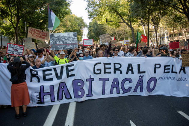 October 24, 2026, Lisbon, Lisbon, Portugal: Lisbon, Portugal. 24 October 2026. Demonstrators take part in a protest organized by the Acampada de Lisboa housing movement, demanding affordable housing, limits on rising rents and an end to property speculation. The march takes place in central Lisbon, from Marques de Pombal to Rossio Square, following recent police removal of protest tents and the detention of 55 demonstrators during housing protests in the Portuguese capital. Lisbon Portugal  - ZUMAr238 20261024_zip_r238_045 Copyright: xRicardoxRochax