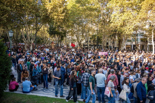 October 24, 2026, Lisbon, Lisbon, Portugal: Demonstrators take part in a protest organized by the Acampada de Lisboa housing movement, demanding affordable housing, limits on rising rents and an end to property speculation. The march takes place in central Lisbon, from Marques de Pombal to Rossio Square, following recent police removal of protest tents and the detention of 55 demonstrators during housing protests in the Portuguese capital. Lisbon Portugal  - ZUMAr238 20261024_zip_r238_050 Copyright: xRicardoxRochax