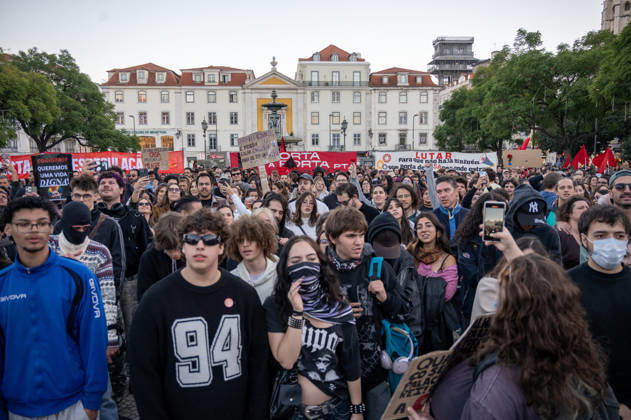 October 24, 2026, Lisbon, Lisbon, Portugal: Demonstrators take part in a protest organized by the Acampada de Lisboa housing movement, demanding affordable housing, limits on rising rents and an end to property speculation. The march takes place in central Lisbon, from Marques de Pombal to Rossio Square, following recent police removal of protest tents and the detention of 55 demonstrators during housing protests in the Portuguese capital. Lisbon Portugal  - ZUMAr238 20261024_zip_r238_054 Copyright: xRicardoxRochax
