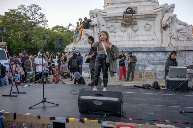 October 24, 2026, Lisbon, Lisbon, Portugal: Demonstrators take part in a protest organized by the Acampada de Lisboa housing movement, demanding affordable housing, limits on rising rents and an end to property speculation. The march takes place in central Lisbon, from Marques de Pombal to Rossio Square, following recent police removal of protest tents and the detention of 55 demonstrators during housing protests in the Portuguese capital. Lisbon Portugal  - ZUMAr238 20261024_zip_r238_055 Copyright: xRicardoxRochax