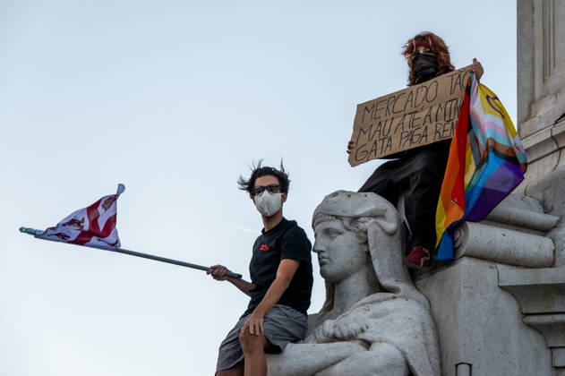October 24, 2026, Lisbon, Lisbon, Portugal: Demonstrators take part in a protest organized by the Acampada de Lisboa housing movement, demanding affordable housing, limits on rising rents and an end to property speculation. The march takes place in central Lisbon, from Marques de Pombal to Rossio Square, following recent police removal of protest tents and the detention of 55 demonstrators during housing protests in the Portuguese capital. Lisbon Portugal - ZUMAr238 20261024_zip_r238_069 Copyright: xRicardoxRochax