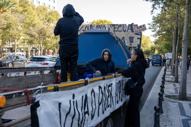 October 24, 2026, Lisbon, Lisbon, Portugal: Demonstrators take part in a protest organized by the Acampada de Lisboa housing movement, demanding affordable housing, limits on rising rents and an end to property speculation. The march takes place in central Lisbon, from Marques de Pombal to Rossio Square, following recent police removal of protest tents and the detention of 55 demonstrators during housing protests in the Portuguese capital. Lisbon Portugal - ZUMAr238 20261024_zip_r238_070 Copyright: xRicardoxRochax