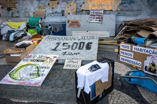 October 24, 2026, Lisbon, Lisbon, Portugal: Demonstrators take part in a protest organized by the Acampada de Lisboa housing movement, demanding affordable housing, limits on rising rents and an end to property speculation. The march takes place in central Lisbon, from Marques de Pombal to Rossio Square, following recent police removal of protest tents and the detention of 55 demonstrators during housing protests in the Portuguese capital. Lisbon Portugal - ZUMAr238 20261024_zip_r238_077 Copyright: xRicardoxRochax