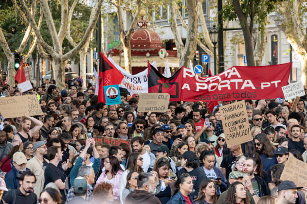 October 24, 2026, Lisbon, Lisbon, Portugal: Demonstrators take part in a protest organized by the Acampada de Lisboa housing movement, demanding affordable housing, limits on rising rents and an end to property speculation. The march takes place in central Lisbon, from Marques de Pombal to Rossio Square, following recent police removal of protest tents and the detention of 55 demonstrators during housing protests in the Portuguese capital. Lisbon Portugal - ZUMAr238 20261024_zip_r238_078 Copyright: xRicardoxRochax