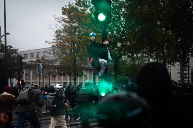 Demonstrators clash with police near Porte de Vincennes amid ongoing protests in Paris PARIS, FRANCE - OCTOBER 24: Demonstrators clash with police near Porte de vincennes during a demonstration amid ongoing social and political tensions in Paris, France, on October 24, 2026. Police use tear gas and high pressure water to disperse the crowd. Rachelle Papillon-Amblard Anadolu Paris France. Editorial use only. Please get in touch for any other usage.  Copyright: x2026xAnadoluxRachellexPapillon-Amblardx
