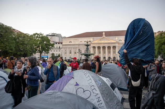 October 24, 2026, Lisbon, Lisbon, Portugal: Demonstrators take part in a protest organized by the Acampada de Lisboa housing movement, demanding affordable housing, limits on rising rents and an end to property speculation. The march takes place in central Lisbon, from Marques de Pombal to Rossio Square, following recent police removal of protest tents and the detention of 55 demonstrators during housing protests in the Portuguese capital. Lisbon Portugal  - ZUMAr238 20261024_zip_r238_038 Copyright: xRicardoxRochax