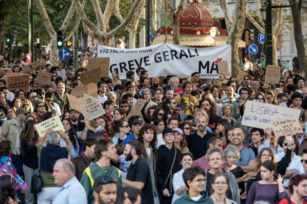 October 24, 2026, Lisbon, Lisbon, Portugal: Demonstrators take part in a protest organized by the Acampada de Lisboa housing movement, demanding affordable housing, limits on rising rents and an end to property speculation. The march takes place in central Lisbon, from Marques de Pombal to Rossio Square, following recent police removal of protest tents and the detention of 55 demonstrators during housing protests in the Portuguese capital. Lisbon Portugal  - ZUMAr238 20261024_zip_r238_039 Copyright: xRicardoxRochax