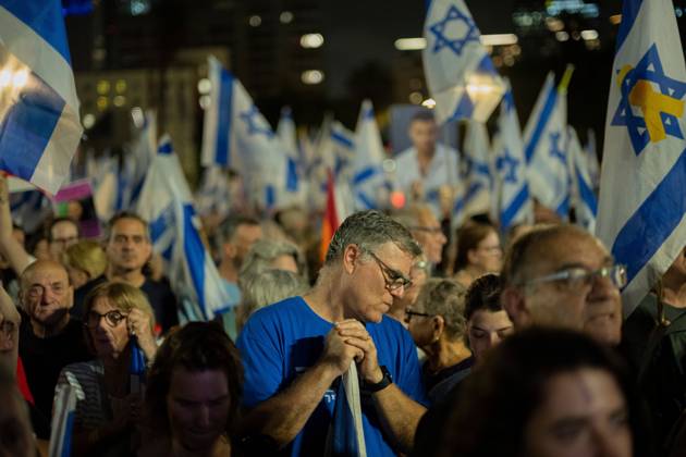 Opposition Block Protest In Tel Aviv Before Israeli National Elections TEL AVIV, ISRAEL - OCT 24 2026. Political frontrunner Gadi Eisenkot shakes the hands of supporters as tens of thousands rally in support of the opposition block in Tel Aviv, Israel three days before the first election since the October 7th Hamas attack and subsequent war. Shanie Roth JNA press. Tel Aviv Israel Copyright: x xShaniexRothx xJNAxPressx