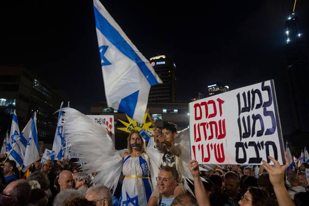 Opposition Block Protest In Tel Aviv Before Israeli National Elections TEL AVIV, ISRAEL - OCT 24 2026. Political frontrunner Gadi Eisenkot shakes the hands of supporters as tens of thousands rally in support of the opposition block in Tel Aviv, Israel three days before the first election since the October 7th Hamas attack and subsequent war. Shanie Roth JNA press. Tel Aviv Israel Copyright: x xShaniexRothx xJNAxPressx