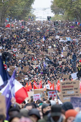Yellow Vests Protest Act II - Paris RL General view during a demonstration in favor of purchasing power, the protection of public services, and fiscal and social justice, in Paris on October 24, 2026 as part of a nationwide call for mobilisation and protest bringing together former members of the Yellow Vest movement, labor unions, high school and university students. Photo by Raphael Lafargue ABACAPRESS.COM Paris France  Copyright: xLafarguexRaphael ABACAx