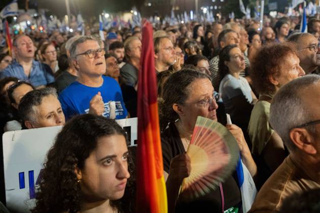 October 24, 2026, Tel Aviv, Israel: TEL AVIV, ISRAEL - OCT 24 2026. Political frontrunner Gadi Eisenkot shakes the hands of supporters as tens of thousands rally in support of the opposition block in Tel Aviv, Israel three days before the first election since the October 7th Hamas attack and subsequent war. JNA press. Tel Aviv Israel - ZUMAq101 20261024_zna_q101_276 Copyright: xShaniexRothx