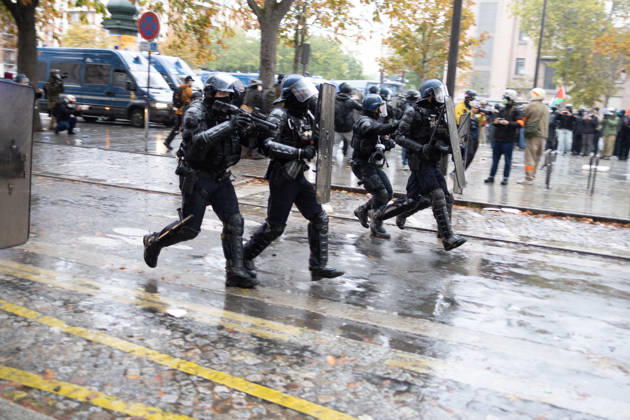 Yellow Vests Protest Act II - Paris RL Protesters clash with police forces at the porte de Vincennes at the end of a demonstration in favor of purchasing power, the protection of public services, and fiscal and social justice, in Paris on October 24, 2026 as part of a nationwide call for mobilisation and protest bringing together former members of the Yellow Vest movement, labor unions, high school and university students. Photo by Raphael Lafargue ABACAPRESS.COM Paris France  Copyright: xLafarguexRaphael ABACAx