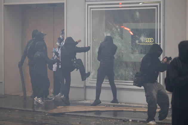 Yellow Vests Protest Act II - Paris RL Protesters attack a Audi store during clashes with police forces at the porte de Vincennes at the end of a demonstration in favor of purchasing power, the protection of public services, and fiscal and social justice, in Paris on October 24, 2026 as part of a nationwide call for mobilisation and protest bringing together former members of the Yellow Vest movement, labor unions, high school and university students. Photo by Raphael Lafargue ABACAPRESS.COM Paris France  Copyright: xLafarguexRaphael ABACAx