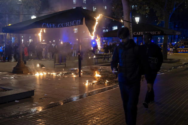Police intervene during protest in Barcelona BARCELONA, SPAIN - OCTOBER 24: A youth protest organized through social media escalated into clashes with police, burning barricades and looting in central Barcelona, on October 24, 2026. Around 100 people, including 27 minors, were arrested after groups threw objects at police, set fire to rubbish containers and damaged shops around Placa de Catalunya, La Rambla and Ronda Universitat. Catalan President Salvador Illa condemned the violence and said those responsible would face consequences. Lorena Sopena Lopez Anadolu Barcelona Spain. Editorial use only. Please get in touch for any other usage.  Copyright: x2026xAnadoluxLorenaxSopenaxLopezx