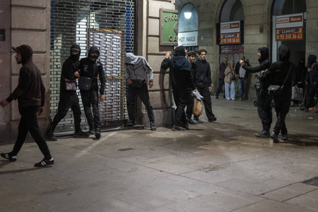 Police intervene during protest in Barcelona BARCELONA, SPAIN - OCTOBER 24: A youth protest organized through social media escalated into clashes with police, burning barricades and looting in central Barcelona, on October 24, 2026. Around 100 people, including 27 minors, were arrested after groups threw objects at police, set fire to rubbish containers and damaged shops around Placa de Catalunya, La Rambla and Ronda Universitat. Catalan President Salvador Illa condemned the violence and said those responsible would face consequences. Lorena Sopena Lopez Anadolu Barcelona Spain. Editorial use only. Please get in touch for any other usage.  Copyright: x2026xAnadoluxLorenaxSopenaxLopezx