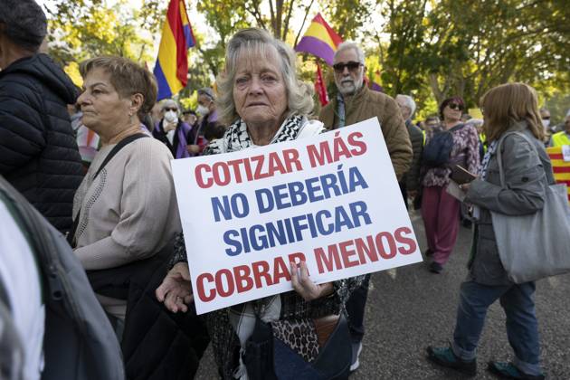 Demonstration In Support Of State Pensions And Housing in Madrid, Spain - 24 Oct 2026 A person holding a sign in favor of public pensions participates in a demonstration supporting the public pension system and access to housing in Madrid, Spain. Madrid Spain Copyright: xAtilanoxGarciax xSOPAxImagesx Atilano-Garcia-1461235