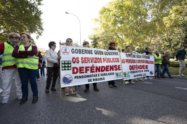 Demonstration In Support Of State Pensions And Housing in Madrid, Spain - 24 Oct 2026 Several people carrying signs in favor of public pensions take part in a demonstration supporting the public pension system and access to housing in Madrid, Spain. Madrid Spain Copyright: xAtilanoxGarciax xSOPAxImagesx Atilano-Garcia-1461237