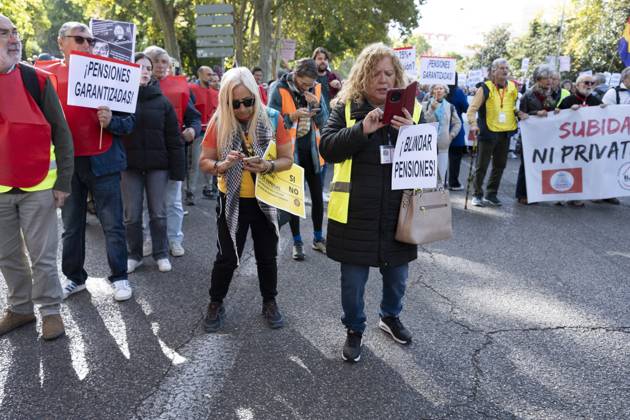 Demonstration In Support Of State Pensions And Housing in Madrid, Spain - 24 Oct 2026 Several people carrying signs in favor of public pensions take part in a demonstration supporting the public pension system and access to housing in Madrid, Spain. Madrid Spain Copyright: xAtilanoxGarciax xSOPAxImagesx Atilano-Garcia-1461212