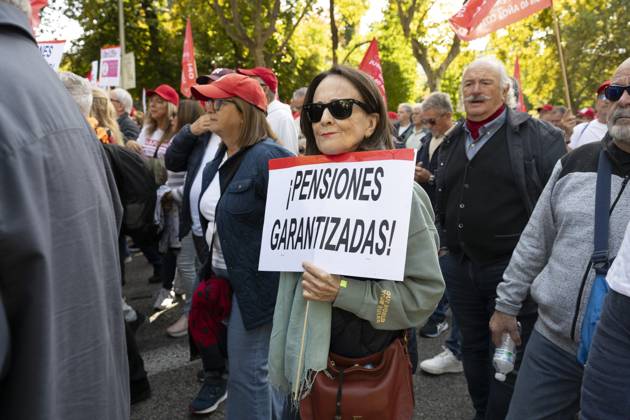 Demonstration In Support Of State Pensions And Housing in Madrid, Spain - 24 Oct 2026 A person holding a sign in favor of public pensions participates in a demonstration supporting the public pension system and access to housing in Madrid, Spain. Madrid Spain Copyright: xAtilanoxGarciax xSOPAxImagesx Atilano-Garcia-1461222
