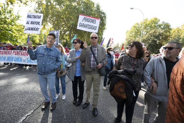 Demonstration In Support Of State Pensions And Housing in Madrid, Spain - 24 Oct 2026 Several people carrying signs in favor of public pensions take part in a demonstration supporting the public pension system and access to housing in Madrid, Spain. Madrid Spain Copyright: xAtilanoxGarciax xSOPAxImagesx Atilano-Garcia-1461228