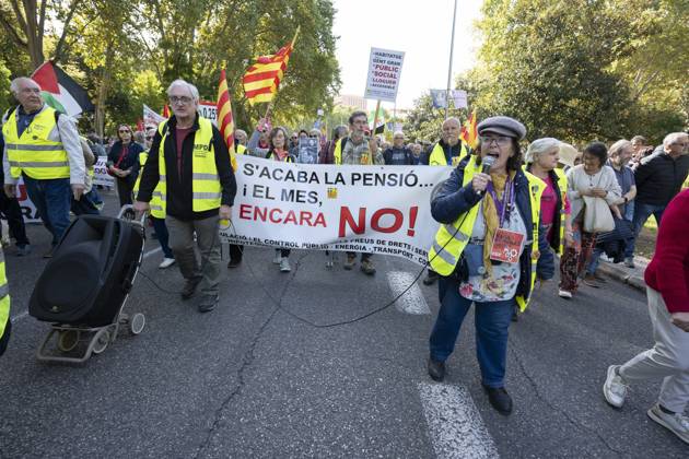 Demonstration In Support Of State Pensions And Housing in Madrid, Spain - 24 Oct 2026 Several people carrying signs in favor of public pensions take part in a demonstration supporting the public pension system and access to housing in Madrid, Spain. Madrid Spain Copyright: xAtilanoxGarciax xSOPAxImagesx Atilano-Garcia-1461234