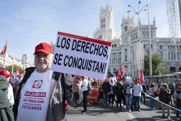 Demonstration In Support Of State Pensions And Housing in Madrid, Spain - 24 Oct 2026 A person holding a sign in favor of public pensions participates in a demonstration supporting the public pension system and access to housing in Madrid, Spain. Madrid Spain Copyright: xAtilanoxGarciax xSOPAxImagesx Atilano-Garcia-1461242