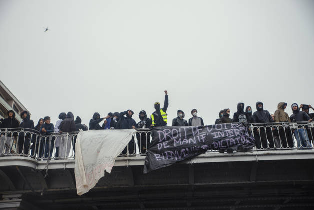 Paris Street Protest Demonstrators gather on a bridge carrying banners in Paris, France on October 24, 2026. Authorities deployed around 70,000 security personnel across France for renewed protests over the cost of living on October 24, after unrest a week earlier saw public buildings vandalized, hundreds of shops looted and about 2,700 people arrested. Paris Ile de France France Copyright: xDavoodxMaeilix