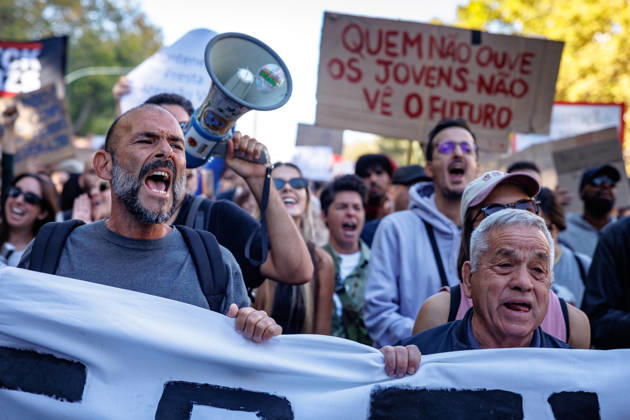 October 24, 2026, Lisbon, Portugal: Protesters shout slogans during the demonstration. People march through central Lisbon during a demonstration demanding affordable housing and protesting against the rising cost of living. The protest started at Marques de Pombal and ended at Rossio Square, where demonstrators set up tents at the end of the march in protest against Portugal s housing crisis. Lisbon Portugal - ZUMAs197 20261024_aaa_s197_595 Copyright: xHenriquexCasinhasx