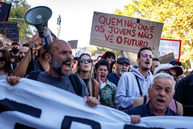 October 24, 2026, Lisbon, Portugal: Protesters shout slogans during the demonstration. People march through central Lisbon during a demonstration demanding affordable housing and protesting against the rising cost of living. The protest started at Marques de Pombal and ended at Rossio Square, where demonstrators set up tents at the end of the march in protest against Portugal s housing crisis. Lisbon Portugal - ZUMAs197 20261024_aaa_s197_592 Copyright: xHenriquexCasinhasx