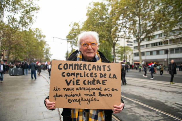 October 24, 2026, Paris, Abruzzo, Italy: Paris, the second act of the protests against the increasing of the cost of living ends up in clashes with police. Very strict security measures were adopted, but tensions erupted in clashes, tear gas and water cannons. An elder man holds a sign against increasing of the cost of live. Paris Italy - ZUMAb283 20261024_zaf_b283_002 Copyright: xSebastianoxBaccix