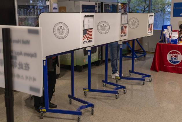 October 24, 2026, New York, New York, USA: Lower Manhattan residents vote at the Borough of Manhattan Community College polling site in Tribeca on the first day of early voting for the midterm elections in New York. New York USA - ZUMAr174 20261024_znp_r174_004 Copyright: xGinaxMxRandazzox
