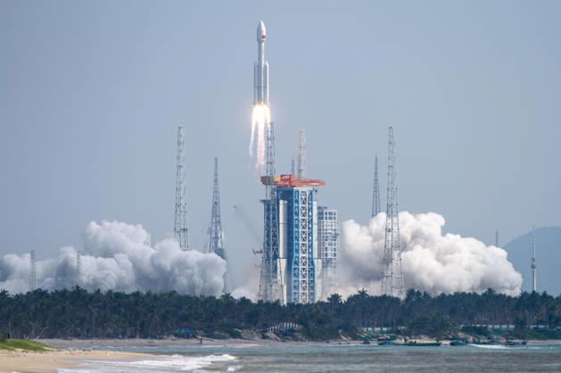 WENCHANG, CHINA - OCTOBER 25: A Long March-8A carrier rocket carrying the 28th group of low-orbit internet satellites blasts off from the Hainan Commercial Spacecraft Launch Site on October 25, 2026 in Wenchang, Hainan Province of China. The rocket lifted off at 10:03 a.m. (Beijing Time) from the Hainan commercial spacecraft launch site. The payloads, the 28th group of low-orbit internet satellites, entered the designated orbit.  Copyright: xChinaxNewsxServicex 111676942899
