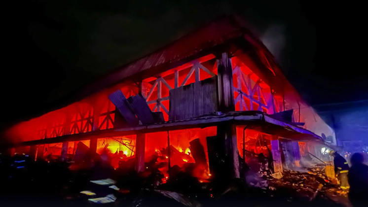 (261025) -- SORSOGON, Oct. 25, 2026 -- This photo taken on Oct. 25, 2026 shows a burning public market in Sorsogon city of southern Luzon, the Philippines. Five people have been confirmed dead after a fire in a public market here on Saturday night, local media reported Sunday. ( Handout via Xinhua) (SpotNews) PHILIPPINES-SORSOGON-PUBLIC MARKET-FIRE SorsogonxPublicxInformationxOffice 