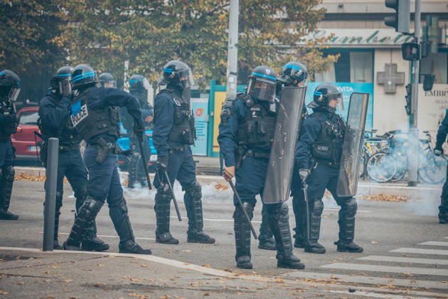 Yellow Vests Protest Act II - Grenoble A new day of mobilization took place on Saturday, October 24, called by the Yellow Vests (Gilets jaunes) and supported by high school students, university students, and labor unions, to protest against the high cost of living. A significant security presence was deployed. Nevertheless, clashes between masked individuals and law enforcement occurred on the fringes of the march. Photo by Leo Previtali ABACAPRESS.COM Grenoble France  Copyright: xPrevitalixLeo ABACAx