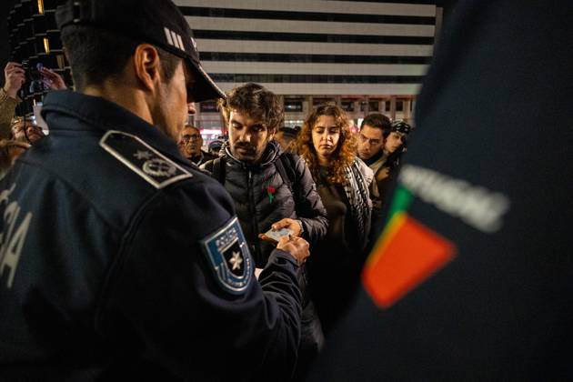 October 25, 2026, Porto, Portugal: Police officers speak with protesters during the housing protest camp at Praça D. João I. Demonstrators remained at the housing protest camp in Praça D. João I, after voting during a public assembly to continue the occupation beyond the authorized protest period. Police issued repeated warnings before advancing shortly after 3 a.m. with riot police, special intervention units and police dogs to clear the encampment. Protesters formed human chains around the tents and clashes occurred as officers dismantled the camp. Following the operation, demonstrators regrouped at Avenida dos Aliados in front of Porto City Hall, where the protest continued. Porto Portugal - ZUMAs197 20261025_aaa_s197_005 Copyright: xDiogoxBaptistax