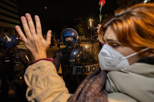 October 25, 2026, Porto, Portugal: Police officers and protesters clash during the overnight clearance of the housing protest camp at Praça D. João I. Demonstrators remained at the housing protest camp in Praça D. João I, after voting during a public assembly to continue the occupation beyond the authorized protest period. Police issued repeated warnings before advancing shortly after 3 a.m. with riot police, special intervention units and police dogs to clear the encampment. Protesters formed human chains around the tents and clashes occurred as officers dismantled the camp. Following the operation, demonstrators regrouped at Avenida dos Aliados in front of Porto City Hall, where the protest continued. Porto Portugal - ZUMAs197 20261025_aaa_s197_012 Copyright: xDiogoxBaptistax