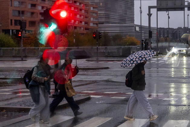 Boele Oslo 20261025: Stormy weather and heavy rain in downtown Oslo s Bjorvika neighborhood on Sunday morning. Photo by Javad Parsa, NTB, Oslo, Norway. ZsBaQfJXhl0. EDITORIAL USE ONLY. Ref: BNCZsBaQfJXhl0.jpg  Copyright: xJavadxParsax xNTBx