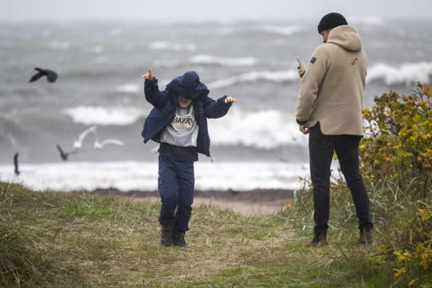 YSTAD, October 25, 2026: Storm watchers at Smabats Harbor in Ystad amid strong winds as Storm Boelo swept across southern Sweden on Sunday. YSTAD, SWEDEN x50090x  Copyright: xJohanxNilssonx xTTx HÖSTRUSK OCH HARDA VIND - STORMEN BOELO 1_A0Amztb7o