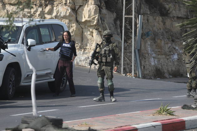 Israeli Soldiers and Military Vehicles Deployed Across Hebron Amid Ongoing Operation Israeli soldiers and military vehicles are deployed along streets in the West Bank city of Hebron, on October 25, 2026, as an Israeli military operation continues for the third consecutive day. The operation involves road closures, restrictions on Palestinian movement and the deployment of Israeli troops across several areas of the city. Photo by Mamoun Wazwaz apaimages Hebron West Bank Palestinian Territory 251026_Hebron_MW_00(32) Copyright: xapaimagesxMamounxWazwazx xapaimagesx