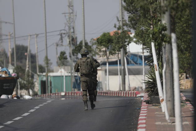 Israeli Soldiers and Military Vehicles Deployed Across Hebron Amid Ongoing Operation Israeli soldiers and military vehicles are deployed along streets in the West Bank city of Hebron, on October 25, 2026, as an Israeli military operation continues for the third consecutive day. The operation involves road closures, restrictions on Palestinian movement and the deployment of Israeli troops across several areas of the city. Photo by Mamoun Wazwaz apaimages Hebron West Bank Palestinian Territory 251026_Hebron_MW_00(33) Copyright: xapaimagesxMamounxWazwazx xapaimagesx