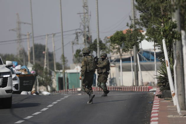 Israeli Soldiers and Military Vehicles Deployed Across Hebron Amid Ongoing Operation Israeli soldiers and military vehicles are deployed along streets in the West Bank city of Hebron, on October 25, 2026, as an Israeli military operation continues for the third consecutive day. The operation involves road closures, restrictions on Palestinian movement and the deployment of Israeli troops across several areas of the city. Photo by Mamoun Wazwaz apaimages Hebron West Bank Palestinian Territory 251026_Hebron_MW_00(34) Copyright: xapaimagesxMamounxWazwazx xapaimagesx