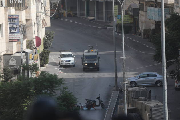 Israeli Soldiers and Military Vehicles Deployed Across Hebron Amid Ongoing Operation Israeli soldiers and military vehicles are deployed along streets in the West Bank city of Hebron, on October 25, 2026, as an Israeli military operation continues for the third consecutive day. The operation involves road closures, restrictions on Palestinian movement and the deployment of Israeli troops across several areas of the city. Photo by Mamoun Wazwaz apaimages Hebron West Bank Palestinian Territory 251026_Hebron_MW_00(21) Copyright: xapaimagesxMamounxWazwazx xapaimagesx