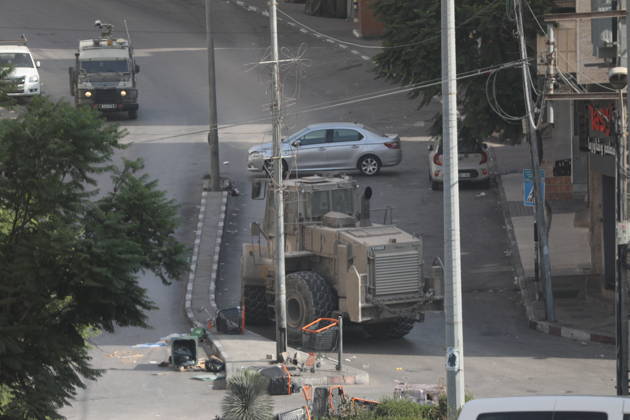 Israeli Soldiers and Military Vehicles Deployed Across Hebron Amid Ongoing Operation Israeli soldiers and military vehicles are deployed along streets in the West Bank city of Hebron, on October 25, 2026, as an Israeli military operation continues for the third consecutive day. The operation involves road closures, restrictions on Palestinian movement and the deployment of Israeli troops across several areas of the city. Photo by Mamoun Wazwaz apaimages Hebron West Bank Palestinian Territory 251026_Hebron_MW_00(22) Copyright: xapaimagesxMamounxWazwazx xapaimagesx